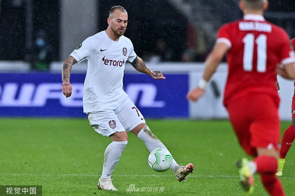 古德蒙德森张开双臂在绿茵场上忘情奔跑，庆祝自己开场不久的宝贵进球，他身后的记分牌清晰地显示着主队1比0领先，将此刻的荣耀永远定格。