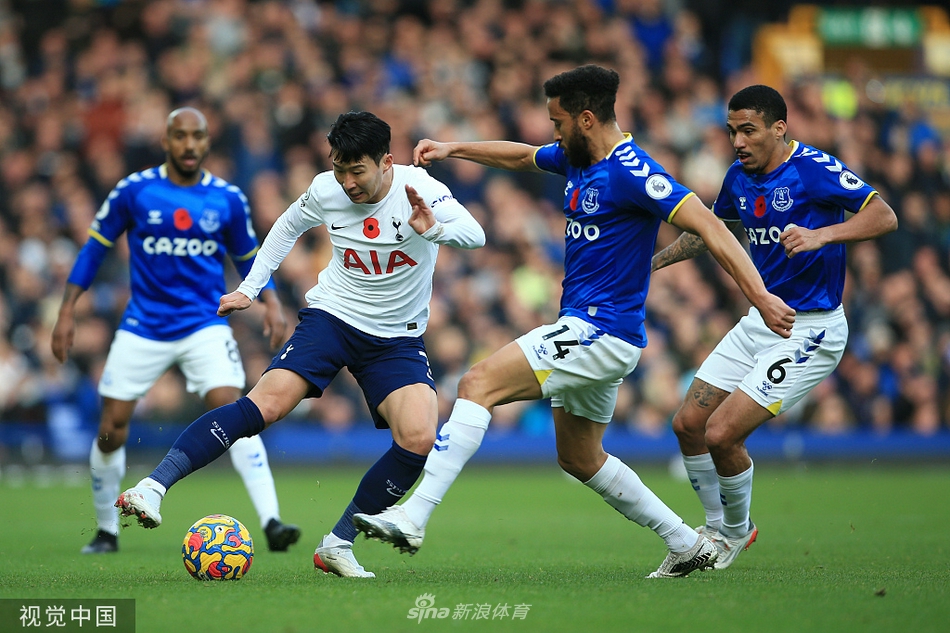 阿里与安德烈·戈麦斯中场拼抢，两人眼神坚毅，肌肉紧绷，展现了比赛激烈的身体对抗