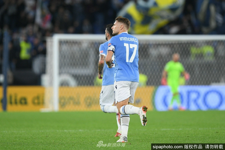 赛场上，因莫比莱弯下腰轻轻扶起一名倒地的对方球员，脸上带着谦和的笑容，阳光洒在他金色的头发上，映照出铁汉柔情的温暖瞬间，与进球时的霸气判若两人。