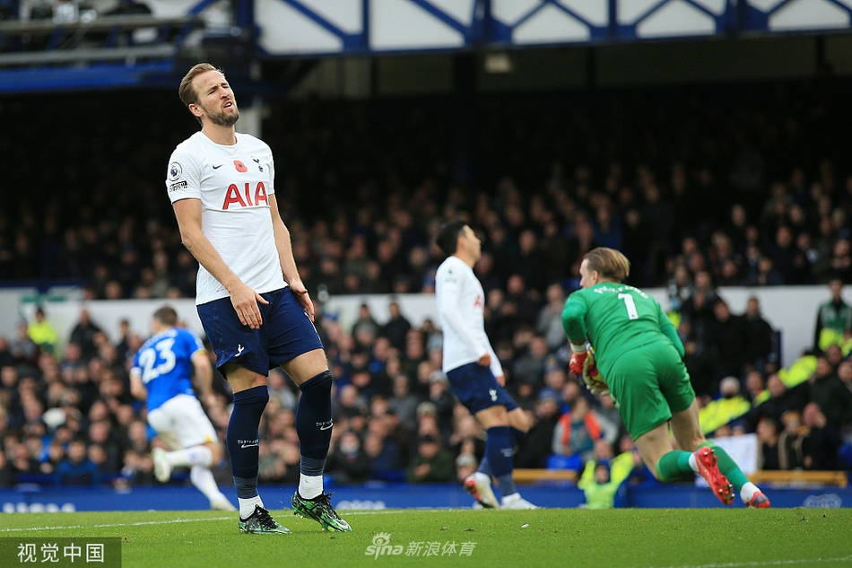 理查利森在禁区内与热刺门将洛里接触后倒地，双手摊开，表情痛苦地索要点球
