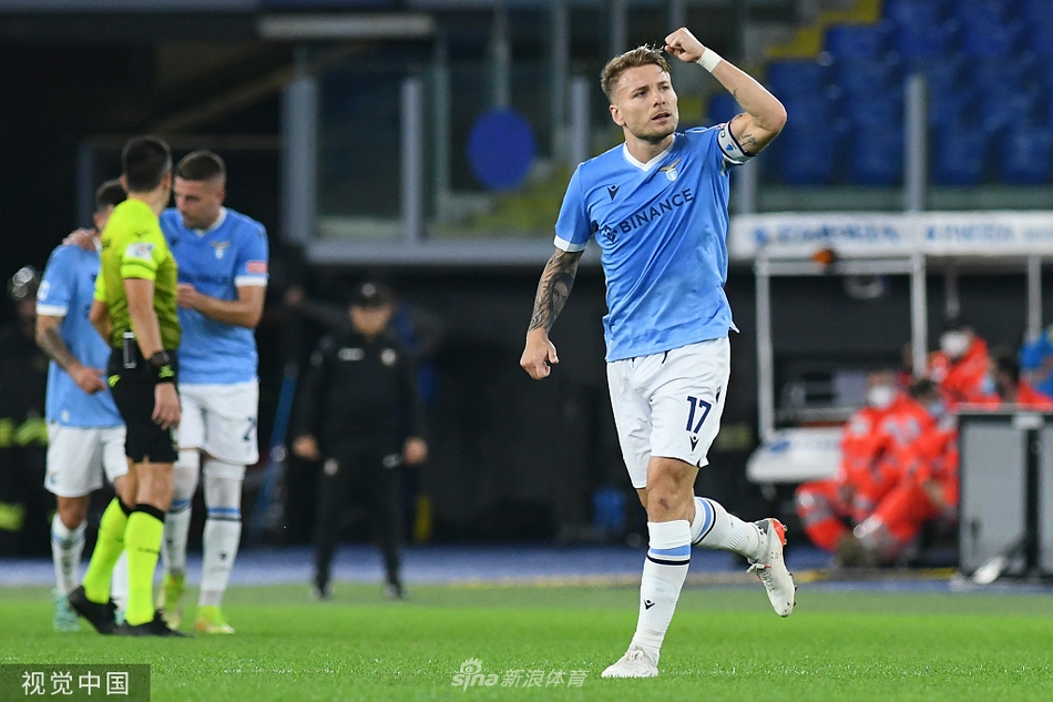 进球后的路易斯·阿尔贝托张开双臂，脸上洋溢着笑容，享受着队友们的簇拥和现场球迷的欢呼声