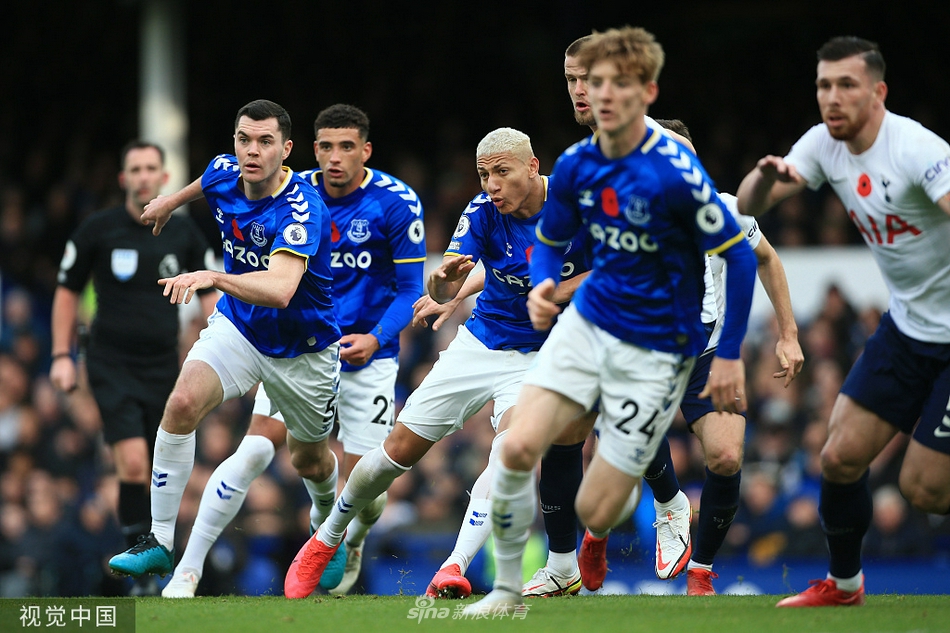 霍尔盖特凶狠飞铲赫伊别尔后，裁判果断出示红牌，场上球员迅速聚拢形成对峙局面