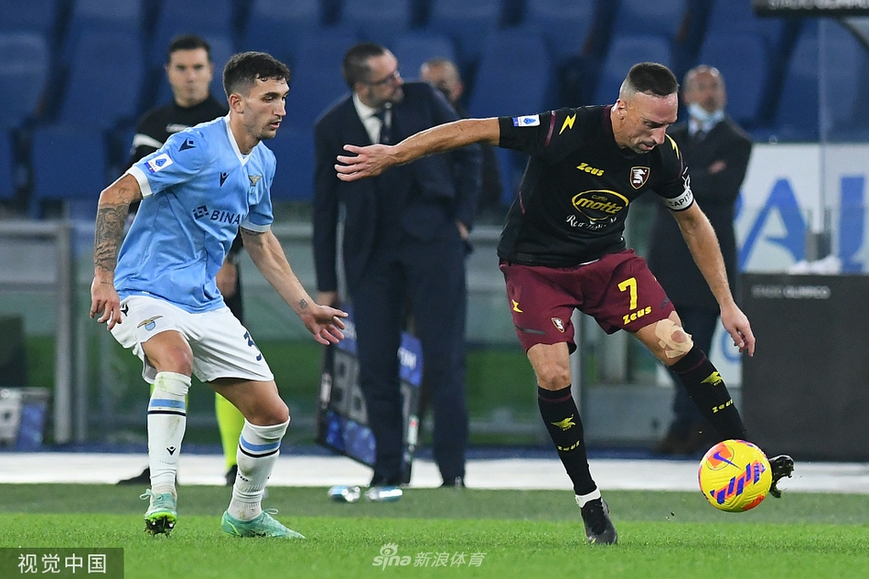 终场哨响，比分定格在3-0，拉齐奥众将聚在一起庆祝这场完胜，身后的比分牌见证了这个属于蓝鹰的意甲之夜