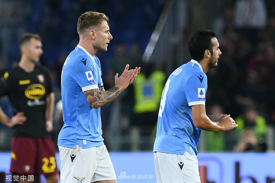 路易斯·阿尔贝托在禁区左侧得球，观察了片刻后，选择用一脚想象力十足的兜射远角，皮球划出弧线后擦着立柱入网