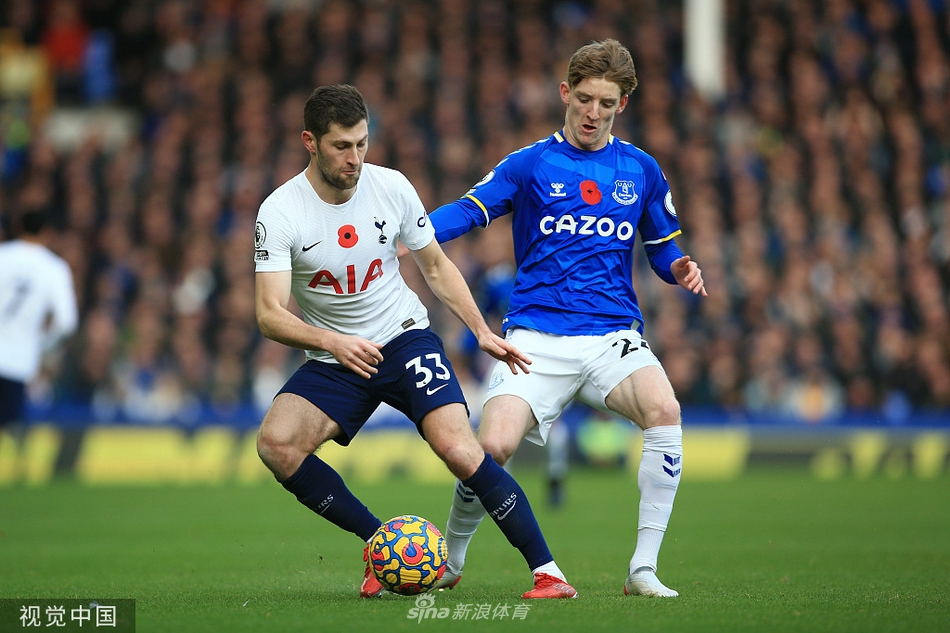 孙兴慜在边路带球突破，面对防守球员的贴身逼抢，依旧保持着高速冲刺的姿态