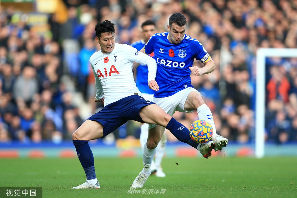 孔蒂在场边激情指挥，手势丰富，眼神中透露出对球队进攻乏力的焦急与不满