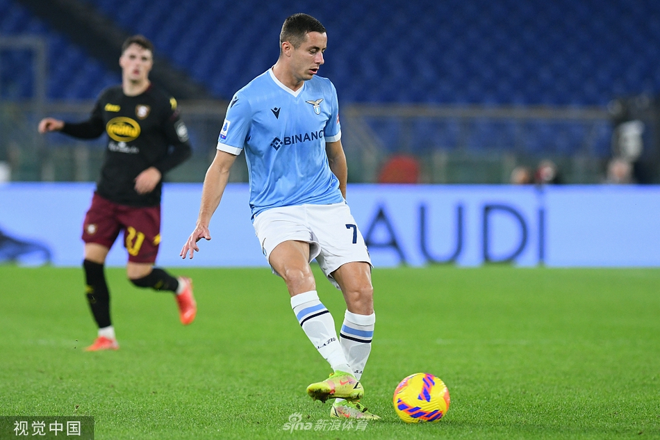 佩德罗机敏抢断后，在禁区前沿冷静内切，随后右脚兜出一道美妙的弧线，皮球直挂死角，整个动作一气呵成