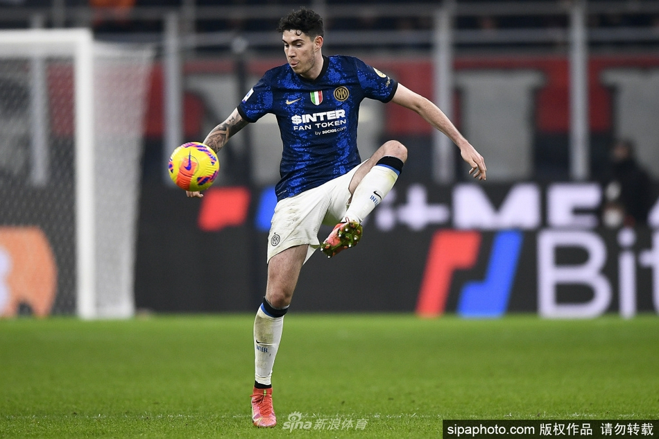 在梅阿查的聚光灯下，巴斯托尼眼神坚毅地注视前方，蓝黑战袍加身的他，正以少年老成的姿态指挥着防线，迎接米兰德比的每一次考验。