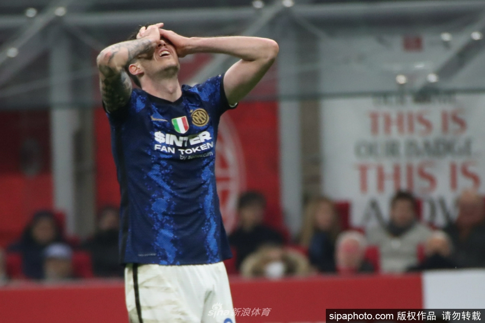 巴斯托尼张开双臂，似乎在扩大防守面积，拦截对手的传球路线。他身前的足球仿佛被磁铁吸引，与他190公分的强壮身躯共同筑起一道让对手难以逾越的蓝色城墙。