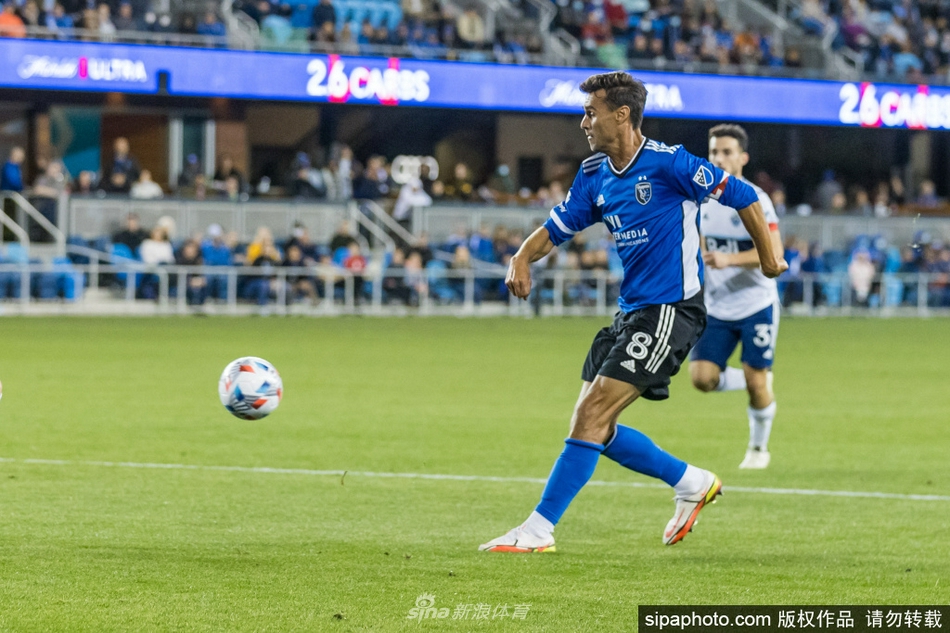 退役仪式上，万多洛斯基与家人一同在球场中央向观众致意，他怀抱幼子，身旁是挚爱的妻子，聚光灯下的温馨一幕为铁血射手的传奇生涯画上了圆满的句号。