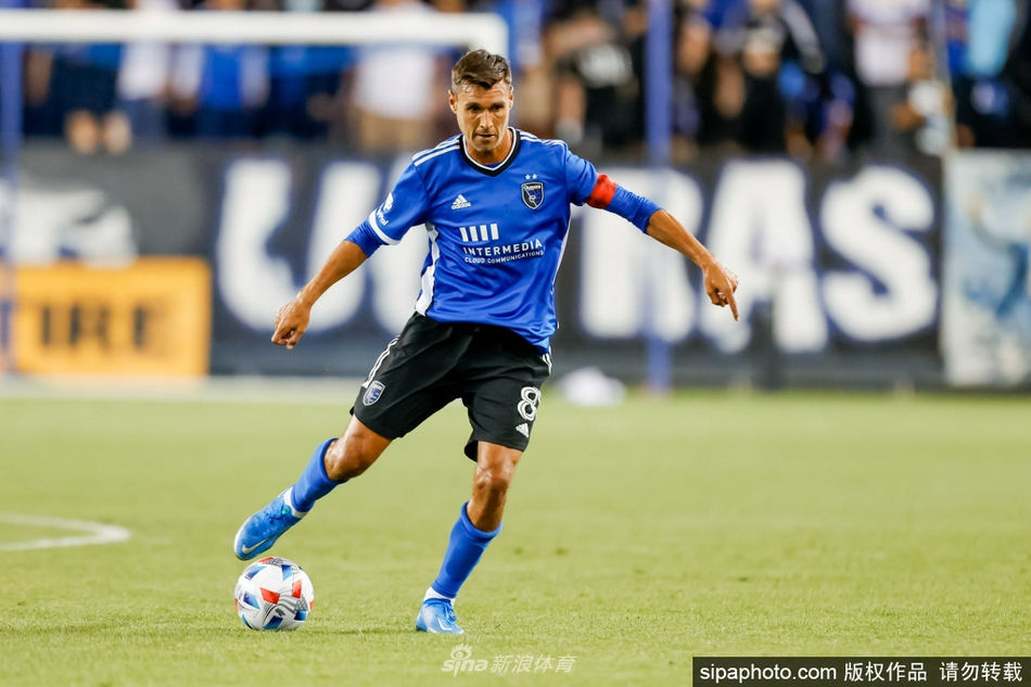 身穿圣何塞地震队服的多洛斯基在主场球迷山呼海啸的欢呼声中，深情环顾四周，眼神中饱含对这片战斗了十余载绿茵场的无限眷恋。