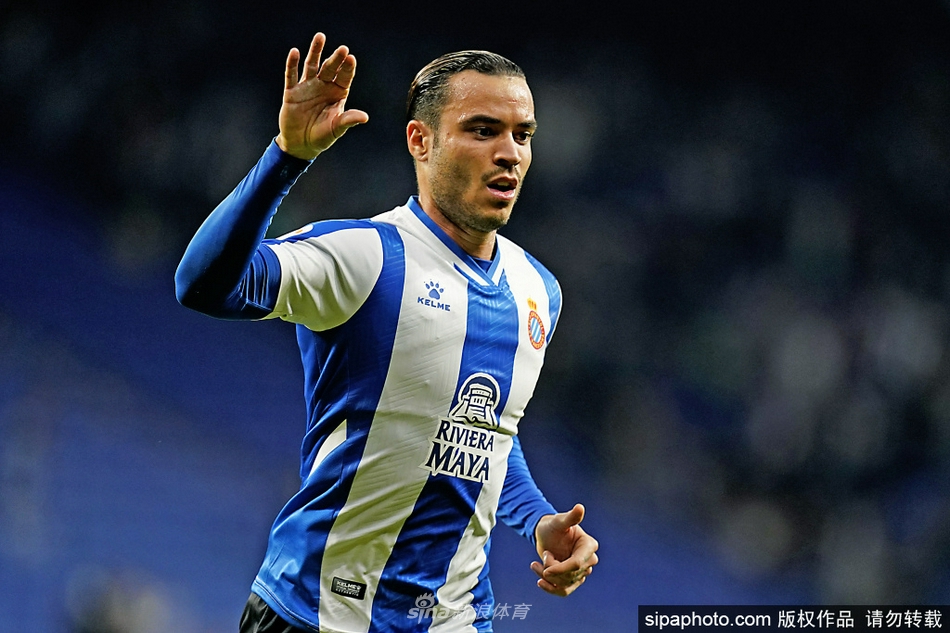 身披西班牙人战袍的德托马斯目光如炬，在对手的贴身紧逼下依然从容控球，仿佛在无声宣告：这是我的领地。