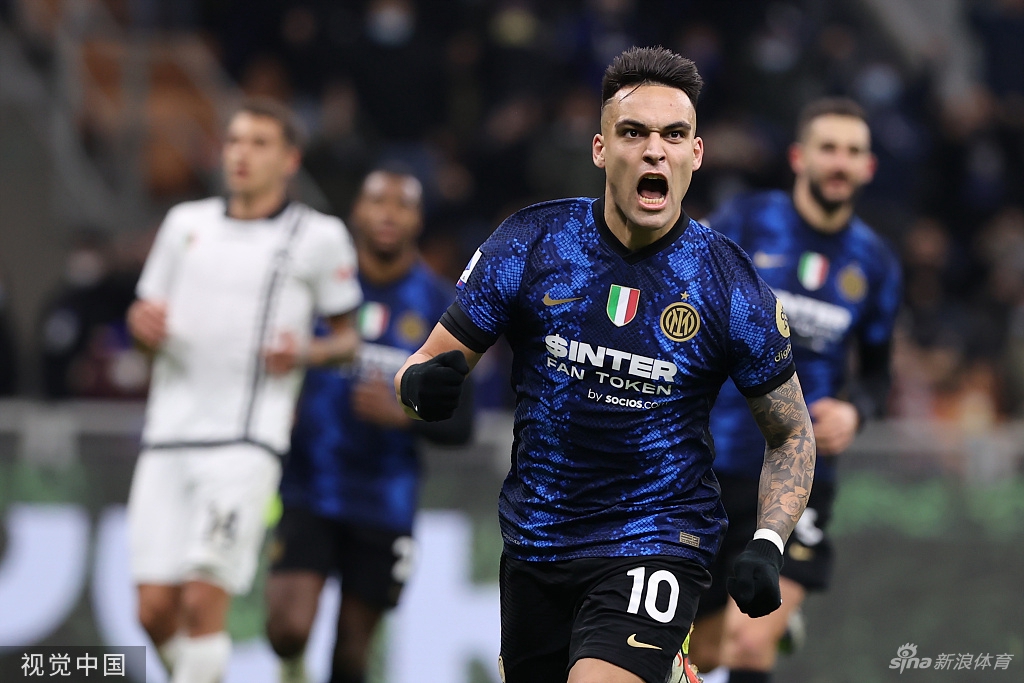 华金·科雷亚在禁区前沿闪开角度右脚爆射，皮球划出弧线遗憾击中横梁弹出