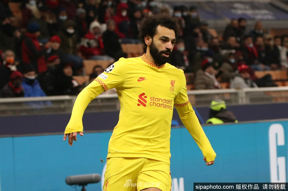 萨拉赫在圣西罗球场冷静推射破门，打入个人连续第七个欧冠客场进球，背景中AC米兰球员神情懊丧