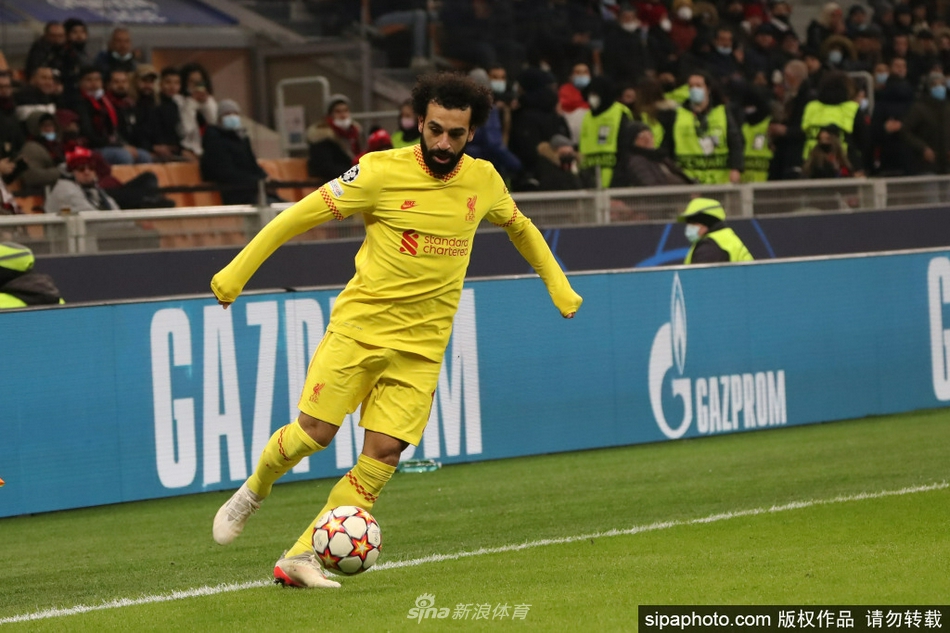 进球后的萨拉赫张开双臂奔跑庆祝，脸上洋溢着喜悦与自信，尽显王者风范