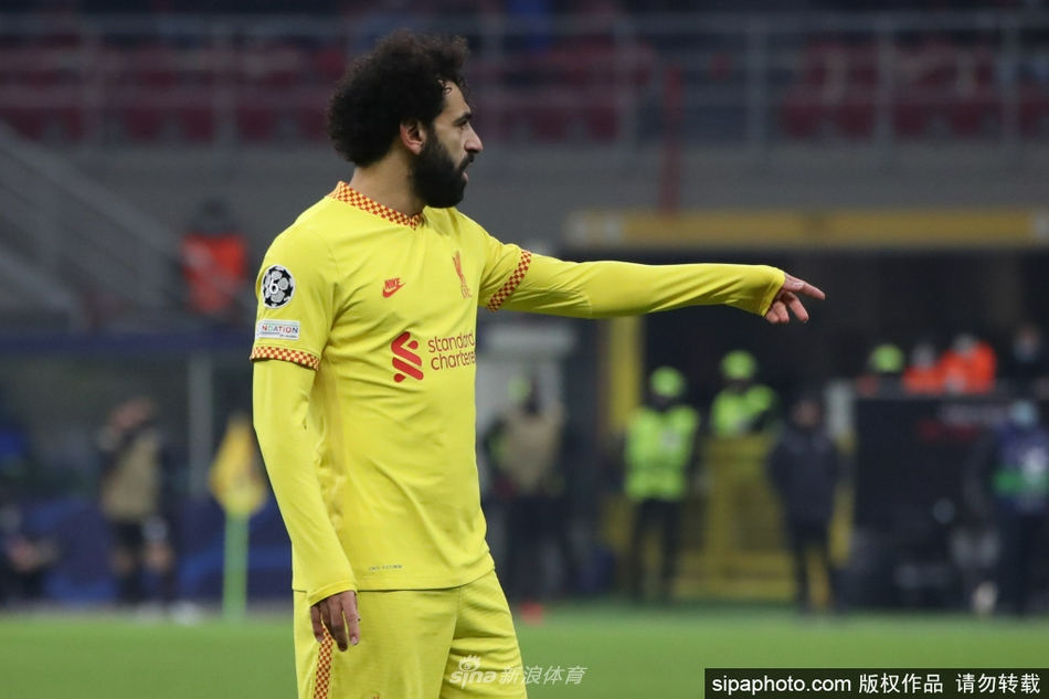 萨拉赫在比赛中带球突破，眼神专注坚定，展现其作为顶级攻击手的犀利与决心