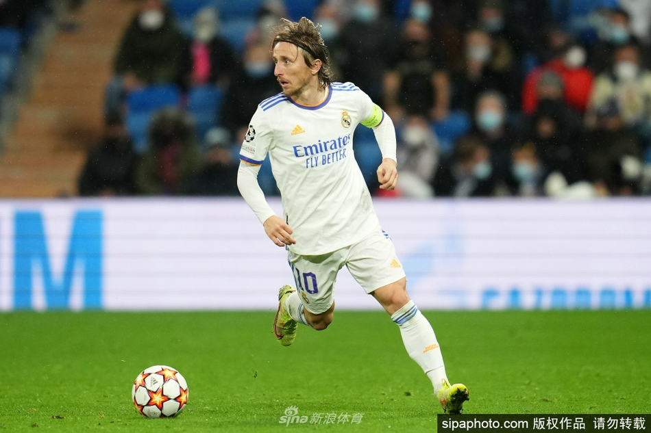 莫德里奇在比赛中主罚角球，神情专注，决定着球队进攻的走向