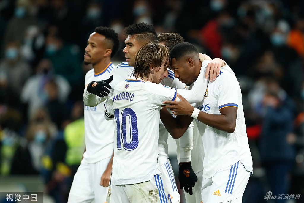 进球功臣阿森西奥破门后奔跑庆祝，脸上洋溢着释放与狂喜，背景中可以看到失望的马竞门将奥布拉克和欢呼的皇马球迷看台。