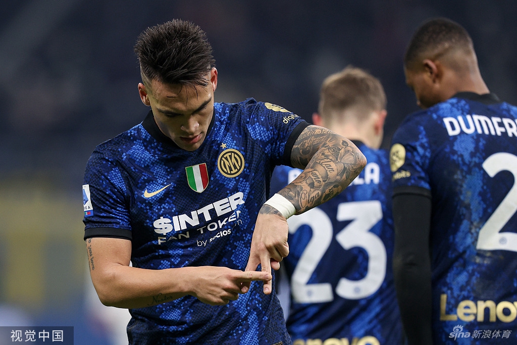 桑切斯进球后张开双臂激情怒吼，与飞奔而来的队友庆祝这记精彩的凌空斩。