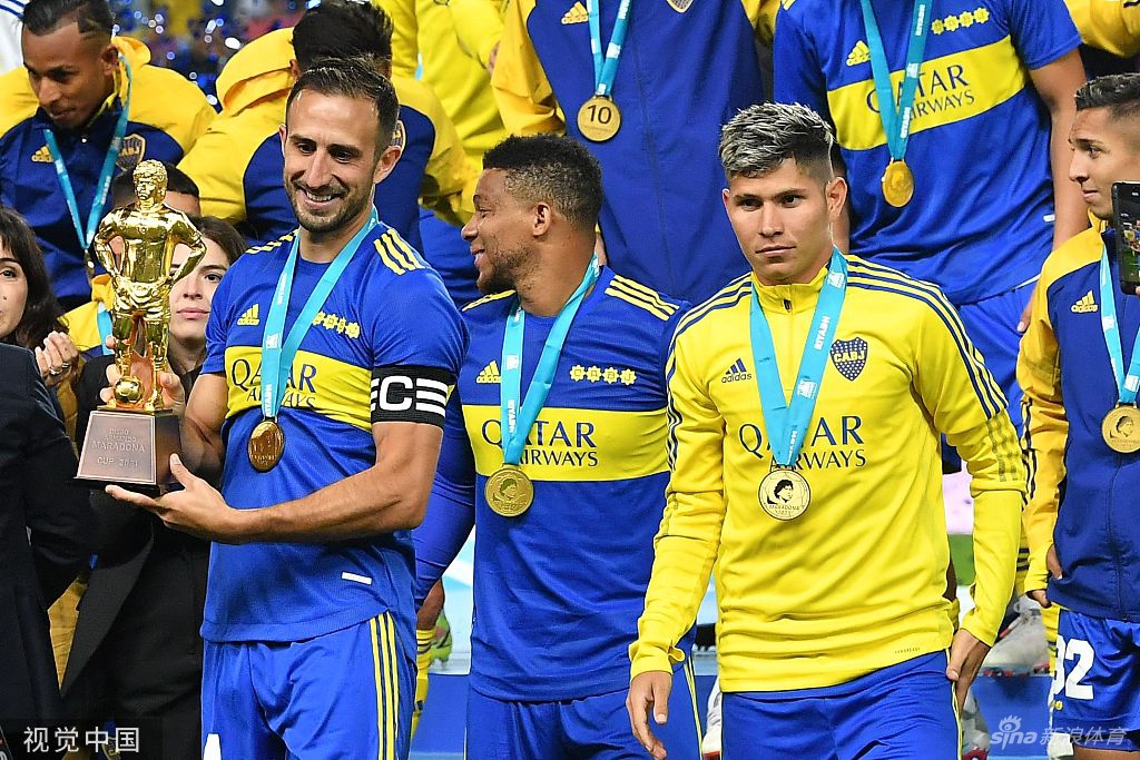 点球决战瞬间，博卡门将飞身侧扑，手臂极力伸展，试图封堵巴萨球员射出的皮球，紧张气息仿佛穿透画面。