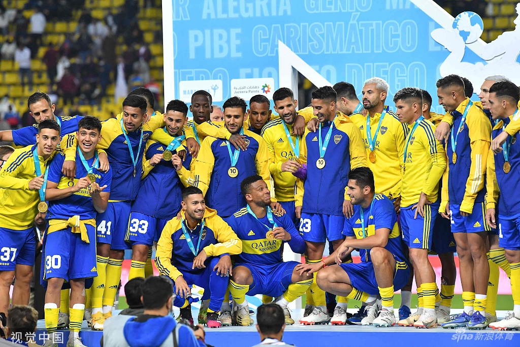 夜幕下的国王大学体育场灯火璀璨，巨大的马拉多纳纪念杯徽标投射在草皮中央，宛若为球王点燃的永恒圣火。