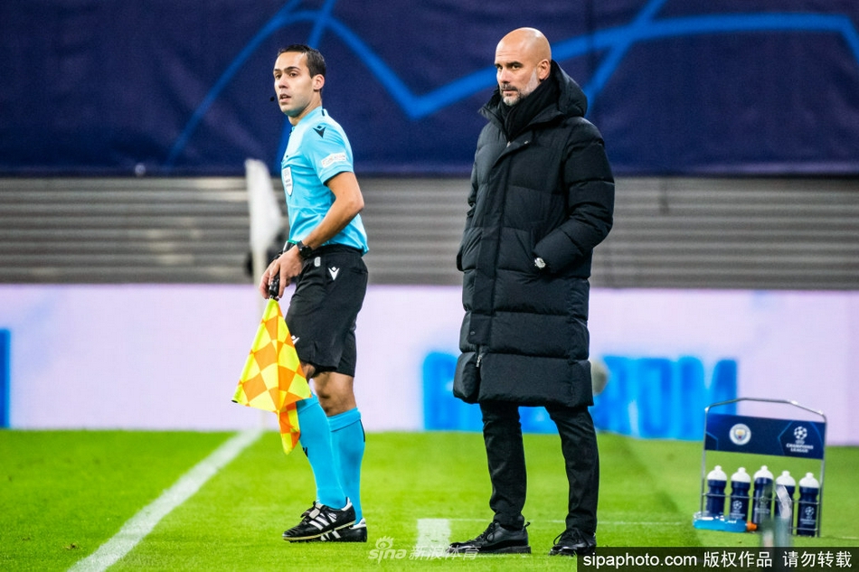 曼城众将在进球后紧紧相拥庆祝，展现了球队无与伦比的团队精神与凝聚力