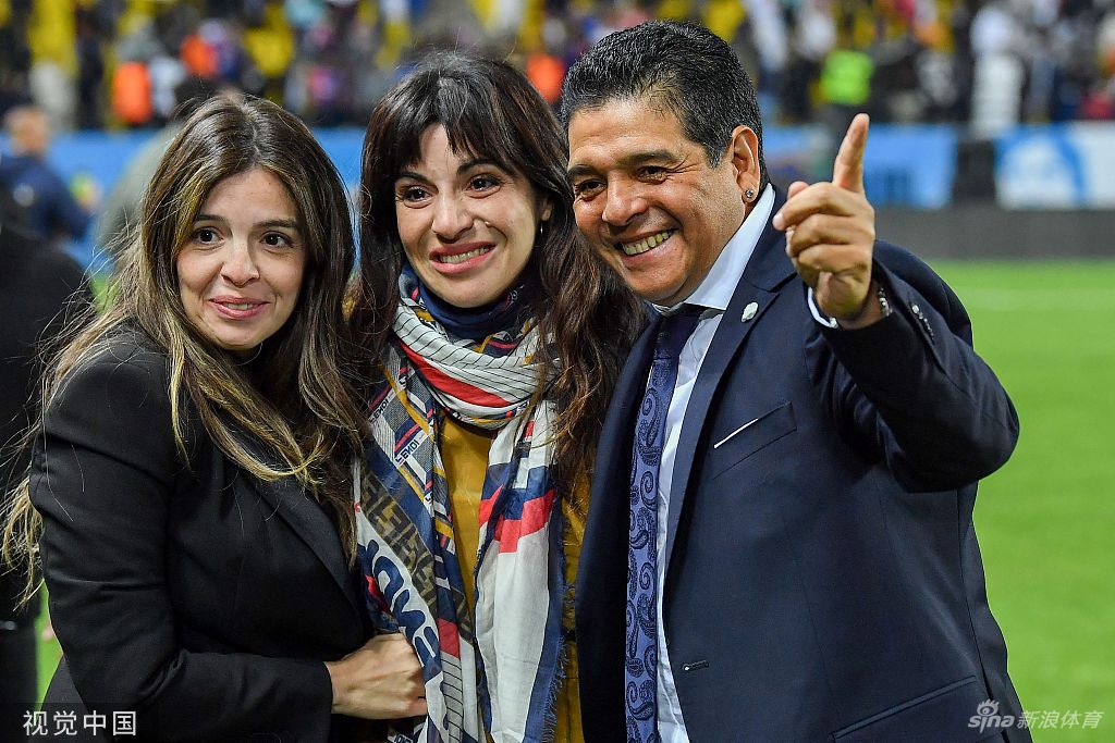 赛后双方球员齐聚中场，共同展开印有马拉多纳灿烂笑容的巨型纪念Tifo，全场观众起立鼓掌，向不朽的传奇致以最崇高的敬意。