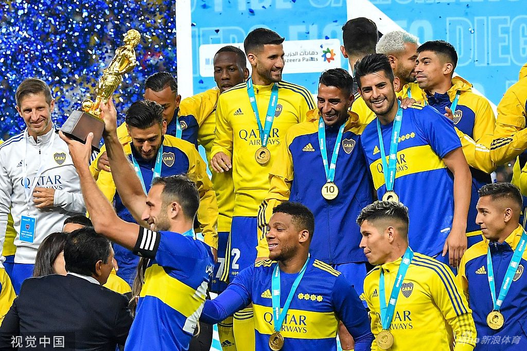 博卡青年队球员泽瓦略斯轰入世界波后狂喜奔跑，双手指天将进球献给马拉多纳，队友从四面八方涌来与他紧紧相拥。