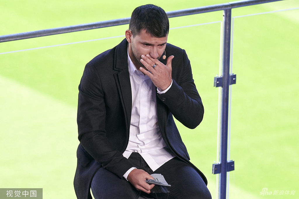 特写镜头下，阿圭罗强忍泪水，嘴唇微抿，所有的不舍与挣扎都写在了脸上。