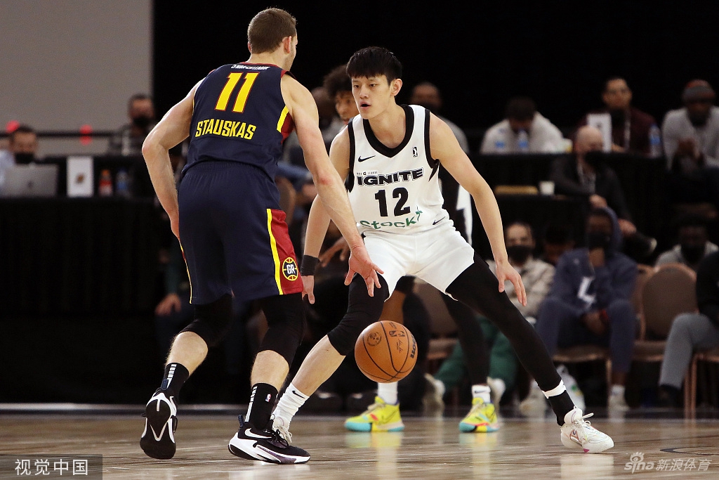 點燃隊快攻機會，曾凡博接球後順步突破，面對補防球員毫無畏懼，強硬上籃