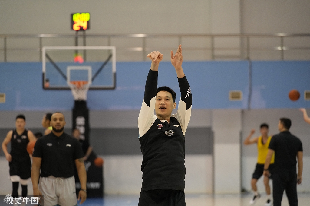 林书豪面带微笑与年轻球员击掌鼓励,眼神中透露出历经风雨后的坚毅与温柔,他用行动告诉队友,只要心怀热爱,就没有过不去的坎。