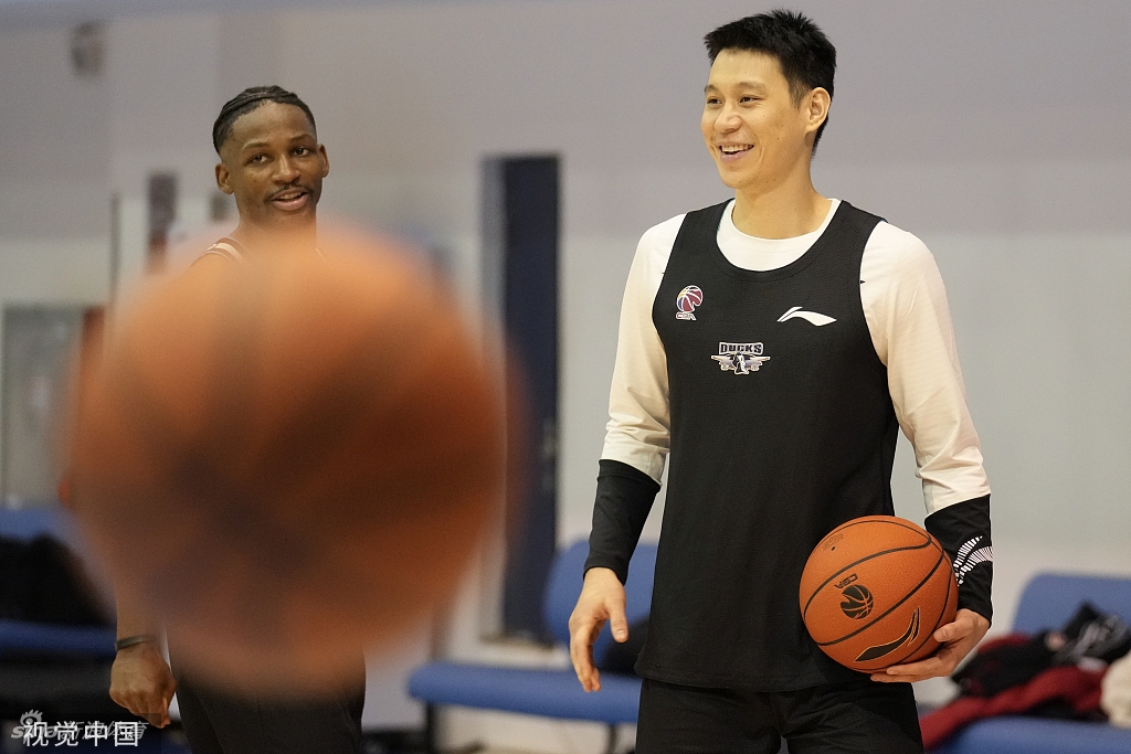 林书豪在训练馆中目光如炬,运球时神情专注,仿佛要将这段时间所有的压抑与渴望都释放在这颗跳动的篮球上。