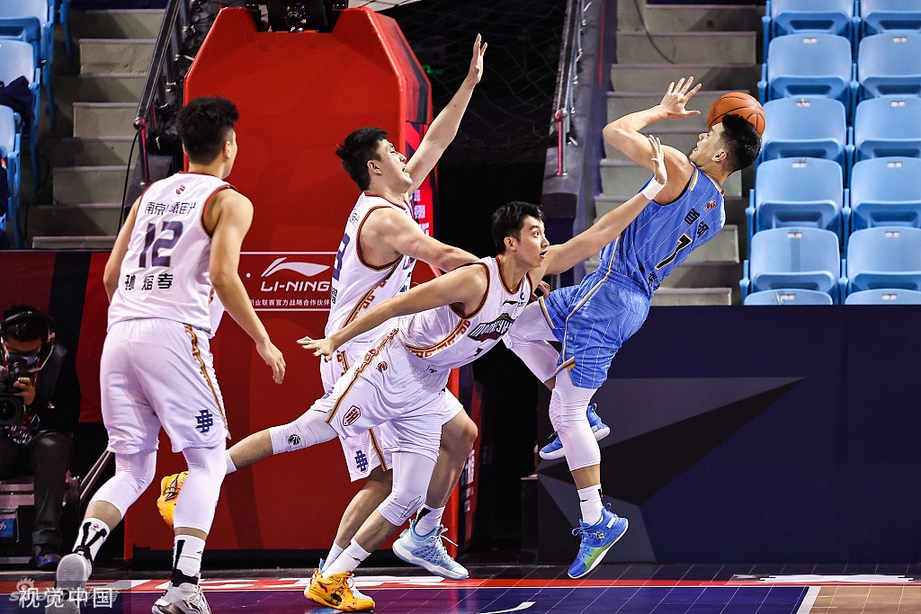 李慕豪在与对手的卡位中占据绝对上风，他高高跃起，用指尖轻轻一点，将篮板球稳稳拨给队友，守护着北京的禁区。