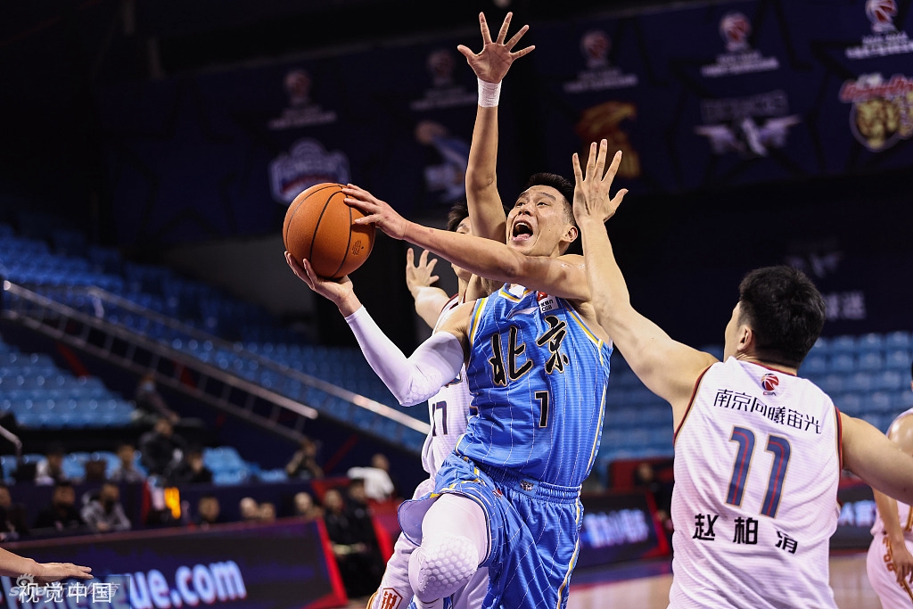 翟晓川在快攻中高高跃起，双手大力灌篮，他舒展的身体和坚定的表情，完美诠释了北京首钢的锐气与冲击力。