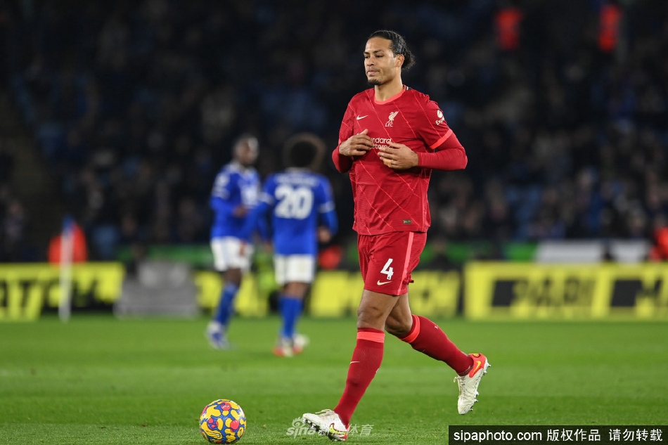 范迪克与队友在训练中击掌相庆，笑容自信，彰显红军更衣室内的强大凝聚力与团队精神