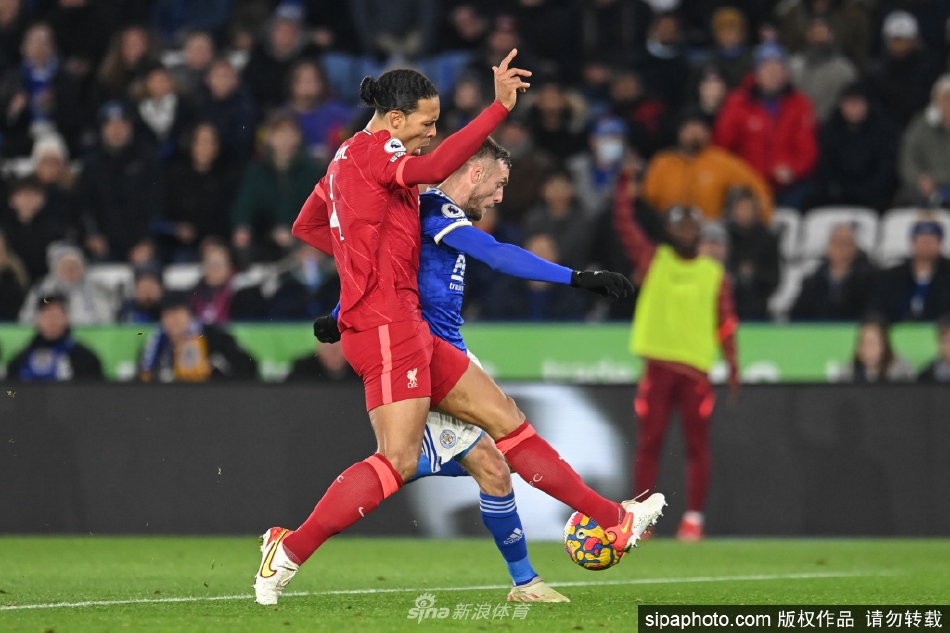 范迪克在比赛中高高跃起力压对手争顶，身形如翱翔雄鹰，展现其无可匹敌的制空统治力