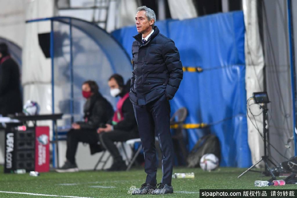 保罗·索萨与弗拉门戈队徽并肩而立，象征一段全新冒险征程的开启