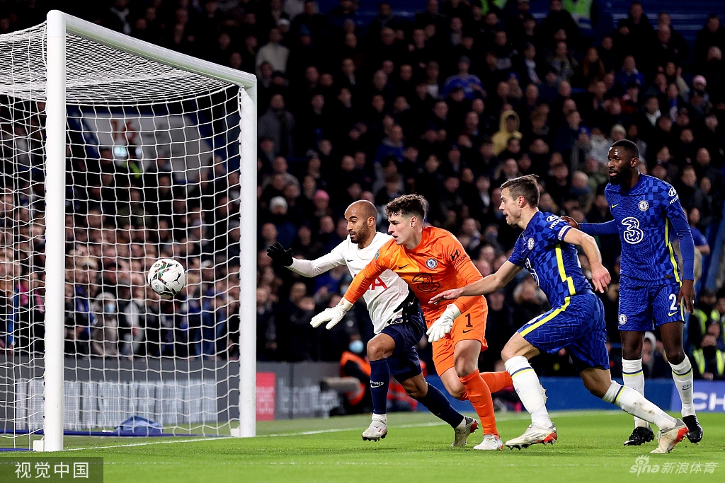 切尔西门将凯帕飞身扑救，力保球门不失