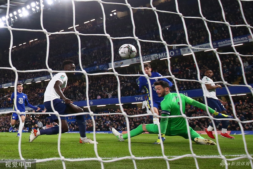 热刺后卫本戴维斯不慎将球撞入自家球门，神情懊恼不已