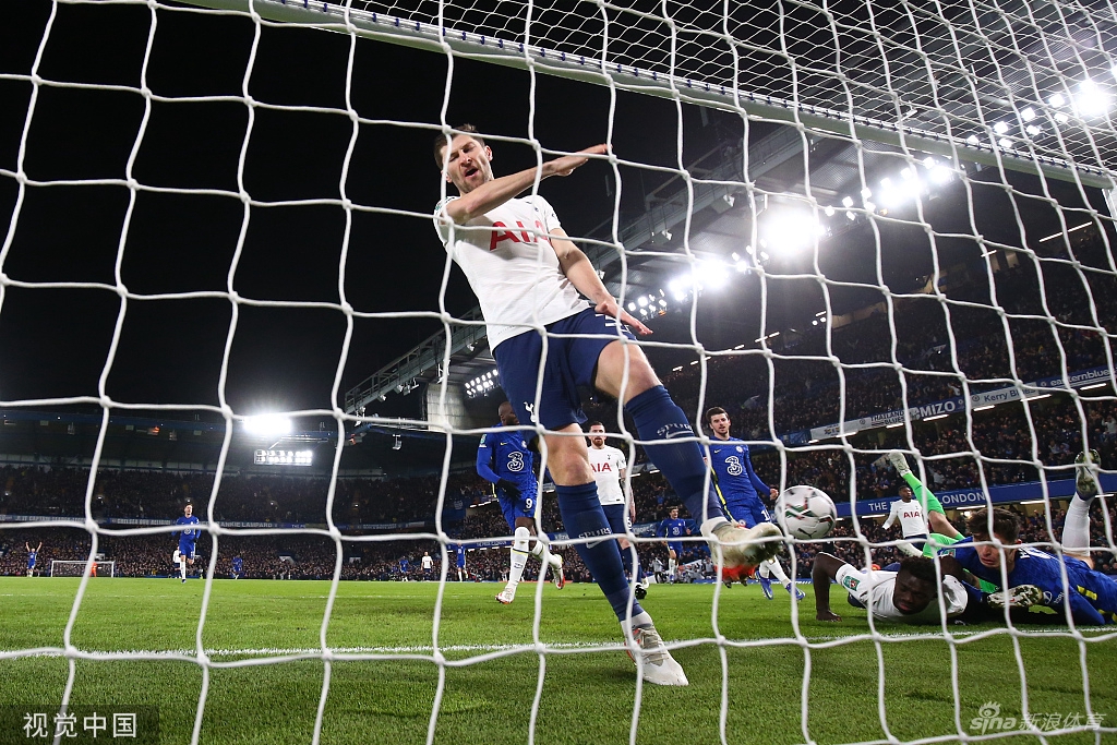 切尔西与热刺球员在比赛中激烈拼抢，场面火花四溅