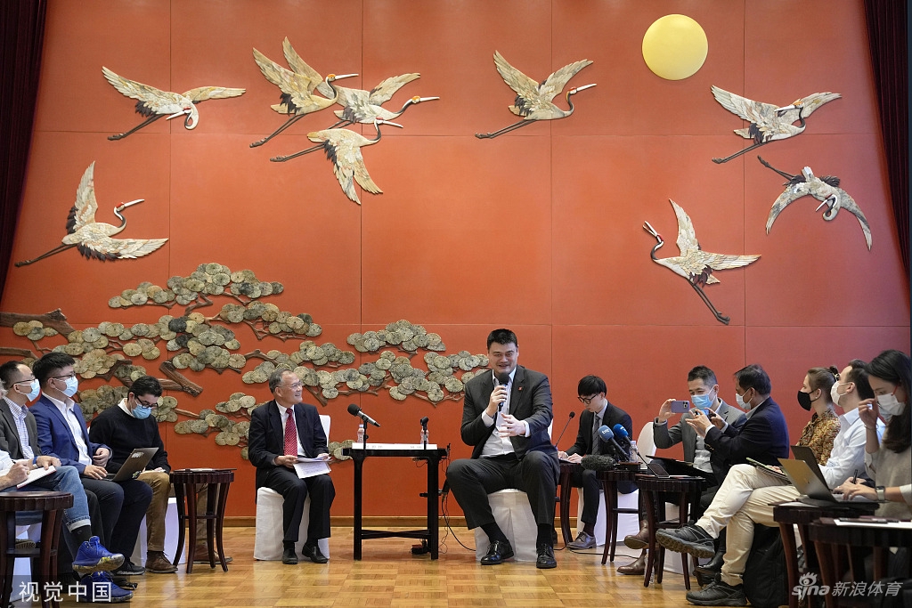 姚明在‘临甲7号沙龙’下午茶活动中与记者互动，他呼吁将冬奥会看作纯粹的运动员舞台，期待武大靖和谷爱凌的精彩表现。