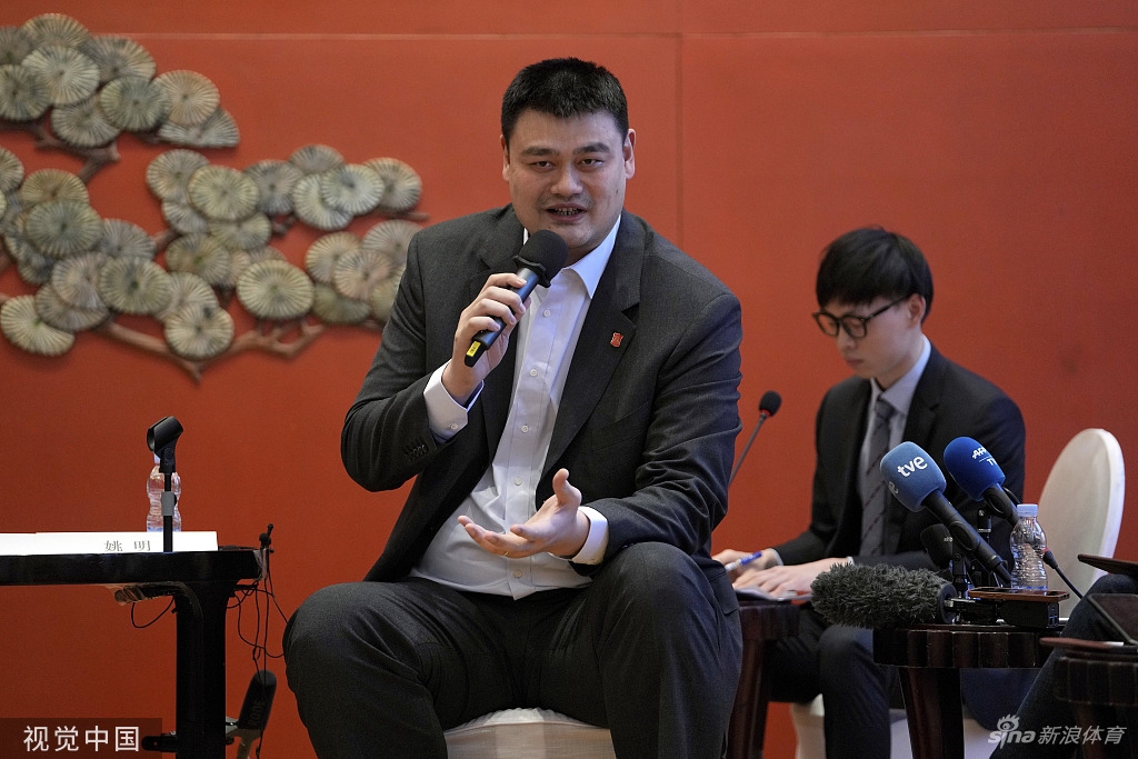 姚明在活动现场做出手势侃侃而谈，他将冬奥会比作盛大的庙会，认为即使是平日有争执的邻居也能在这里互相点头致意。