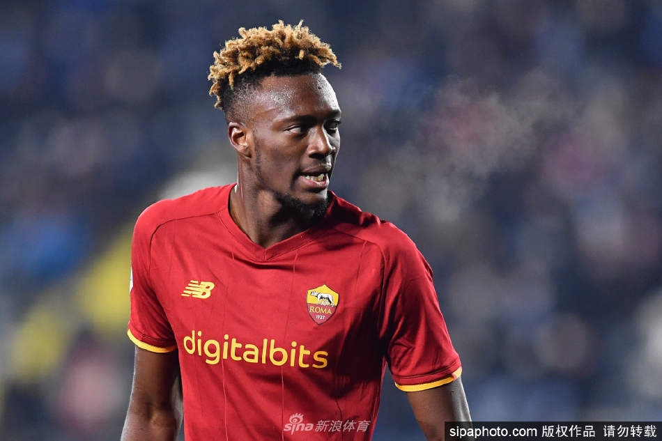 亚伯拉罕在罗马对阵恩波利的比赛中劲射破门瞬间，皮球应声入网