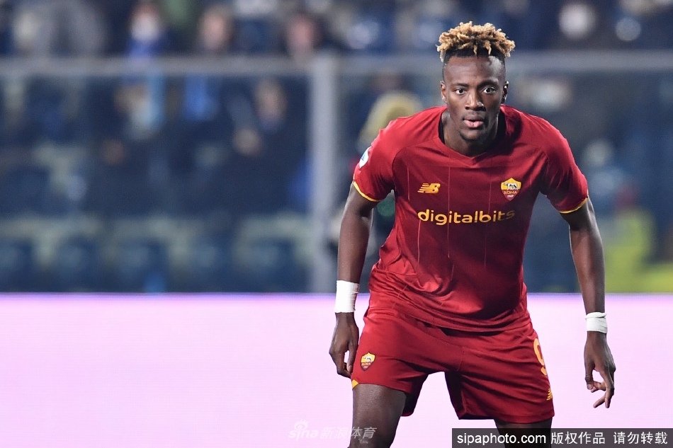 亚伯拉罕与恩波利门将一对一冷静对决，展现顶级前锋的沉着与技巧