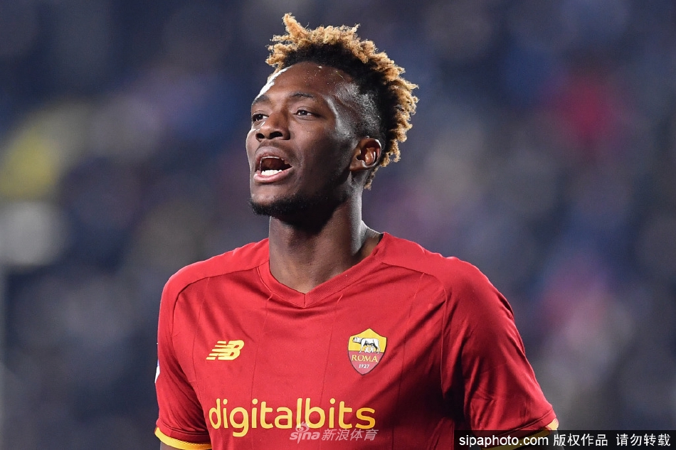 亚伯拉罕进球后张开双臂在绿茵场上奔跑庆祝，尽情释放激情