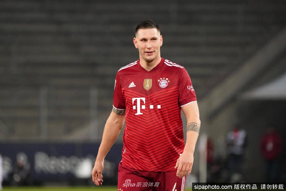 聚勒在比赛中起跳争抢头球，展现出强健的体魄和空中对抗能力。