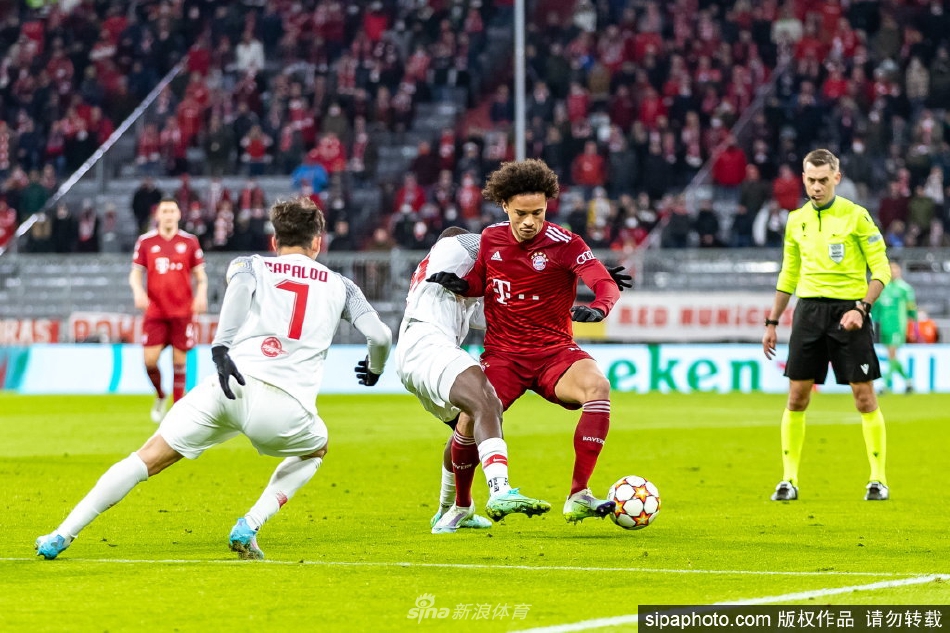 萨内进球后张开双臂在绿茵场上奔跑庆祝，脸上洋溢着激情与释放的喜悦。