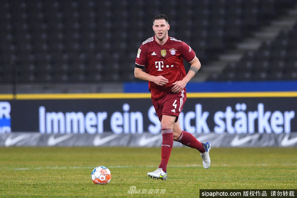 聚勒在训练后露出轻松的微笑，与队友或工作人员进行交流。