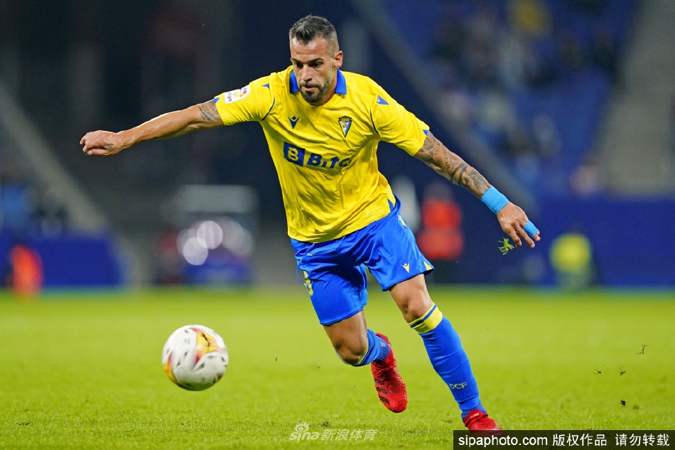 内格雷多手持新合同与俱乐部高层会面，笑容满面充满信心