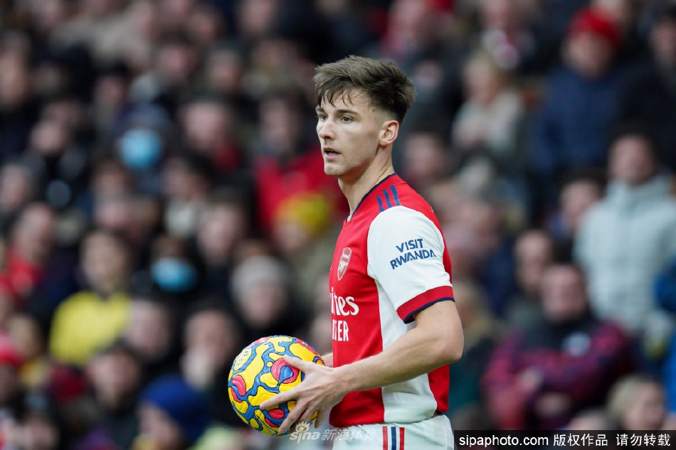 蒂尔尼在阿森纳训练场上专注地控球，展现其出色的技术与职业态度。